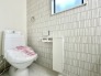 節水型トイレでもちろんウォシュレット付。換気扇と窓もついて快適です　トイレは2ヶ所あるので慌ただしい朝にもゆとりが生まれます
