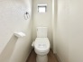 節水型トイレでもちろんウォシュレット付。換気扇と窓もついて快適です　トイレは2ヶ所あるので慌ただしい朝にもゆとりが生まれます
