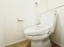 節水型トイレでもちろんウォシュレット付。換気扇と窓もついて快適です　トイレは2ヶ所あるので慌ただしい朝にもゆとりが生まれます
