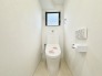 【新規交換済】節水型トイレでもちろんウォシュレット付。換気扇と窓もついて快適です　トイレは2ヶ所あるので慌ただしい朝にもゆとりが生まれます
