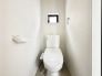 節水型トイレでもちろんウォシュレット付。換気扇と窓もついて快適です　トイレは2ヶ所あるので慌ただしい朝にもゆとりが生まれます
